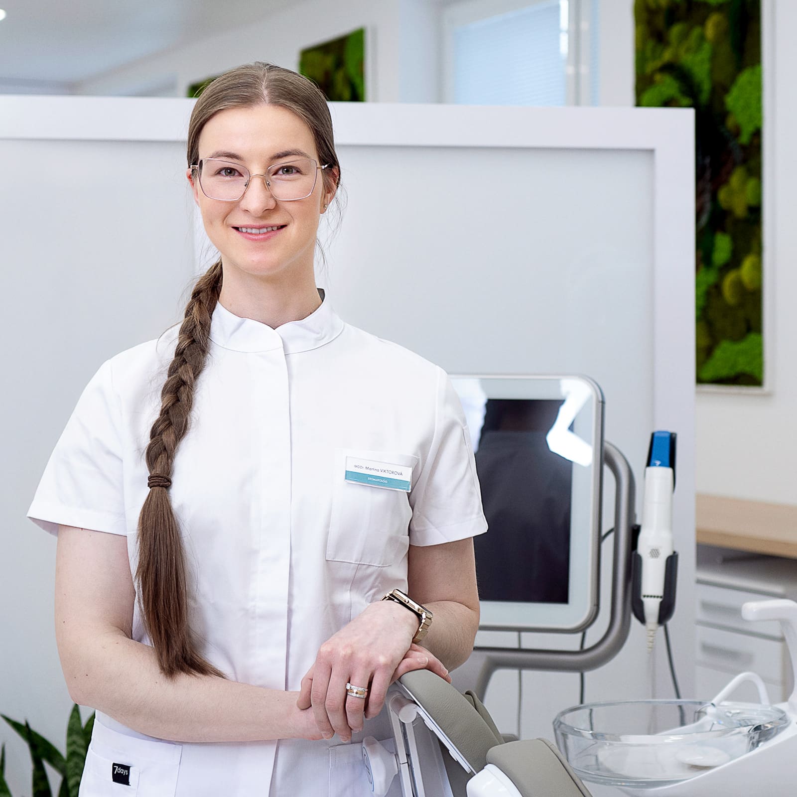 MDDr. Marina Viktorová - špecialista na neviditeľné zubné strojčeky Invisalign v Poprade.