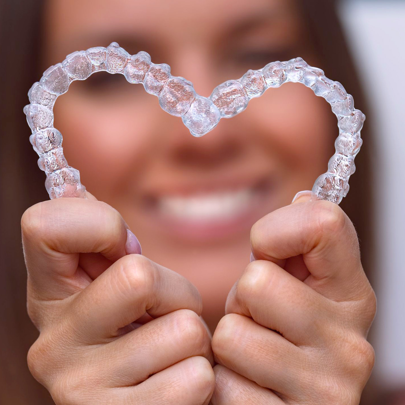 Invisalign je lídrom v oblasti neviditeľných zubných strojčekov. V Poprade sa o Vás postará Stomatologická klinika DENTAKRA
