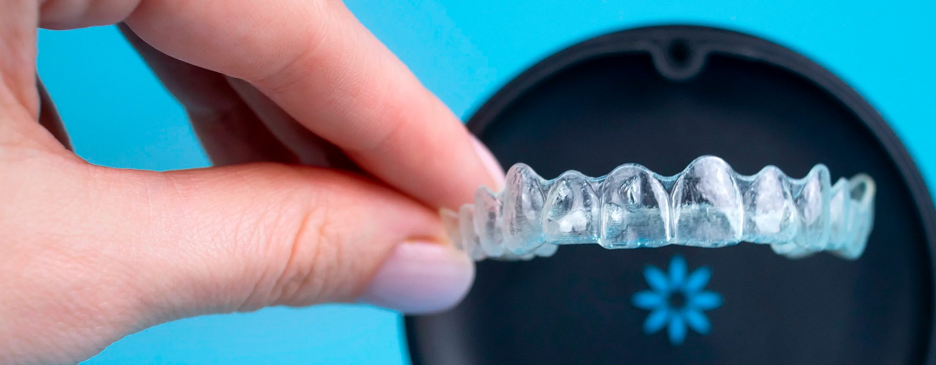 Neviditeľný zubný strojček Invisalign od DENTAKRA Poprad